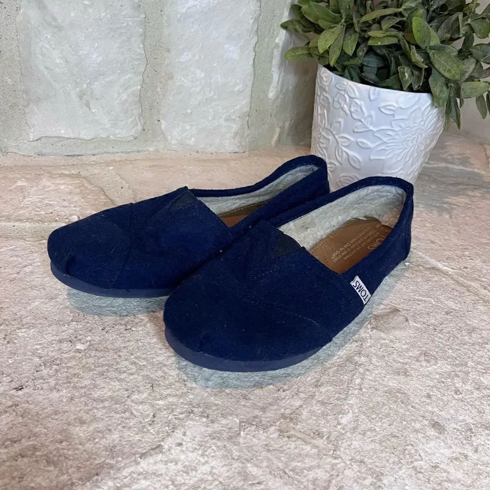 Toms navy blue canvas wool lined slip-ons sz 5.5